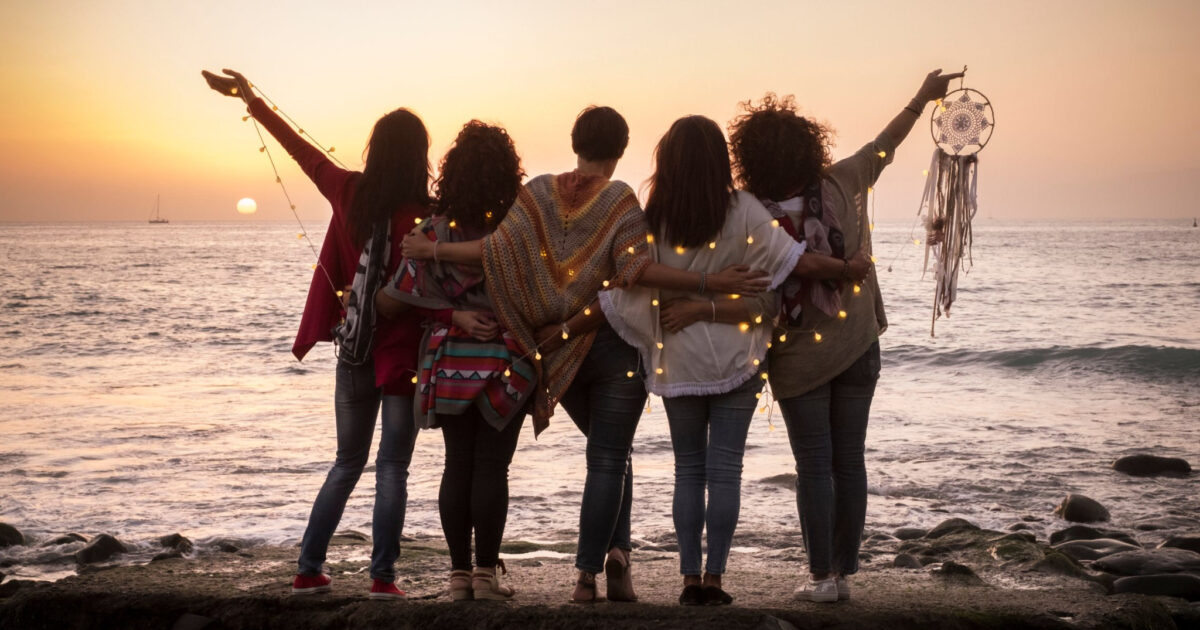 Le donne forti si uniscono, le mediocri si distruggono