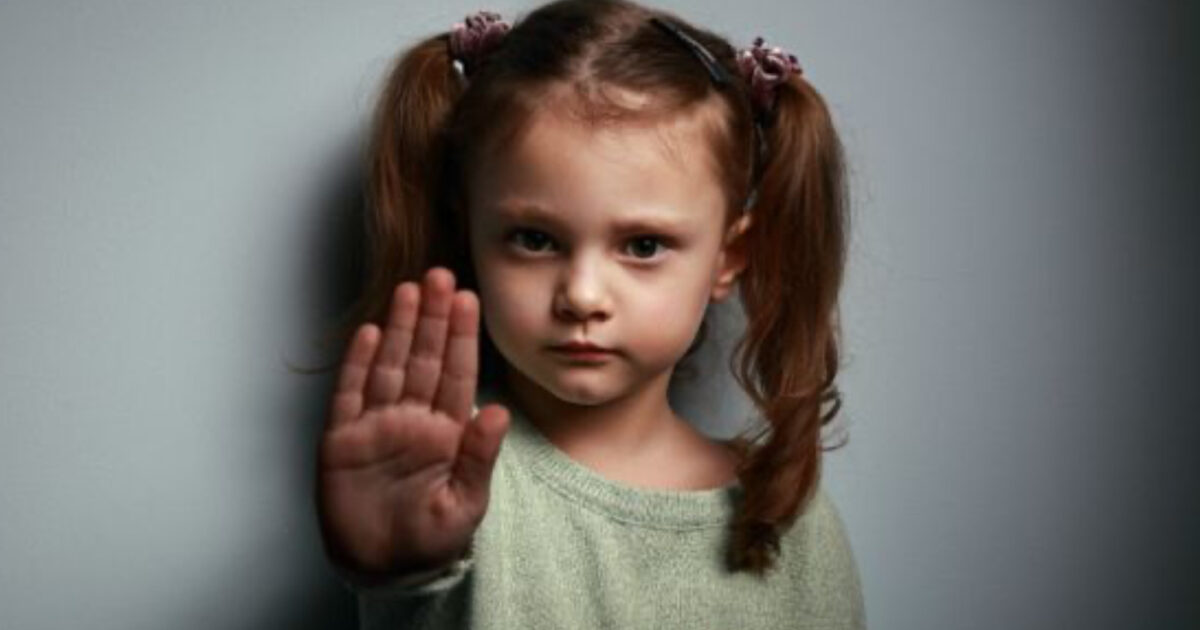 Non obbligare i bambini a baciare ed abbracciare qualcuno se non lo desiderano